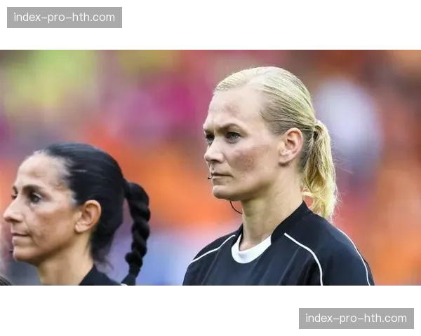 通讯：走进德甲女裁判的日常——以本周末执法者施泰因豪斯为例