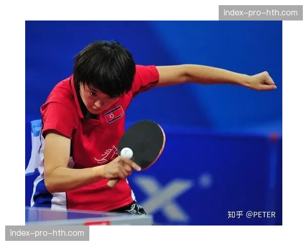 转播镜头捕捉：莱比锡教练组通过平板电脑向场边队员展示对手出球弱点