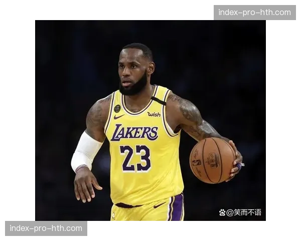 特写:詹姆斯生涯第200场季后赛,赛前与现场球迷互动致意